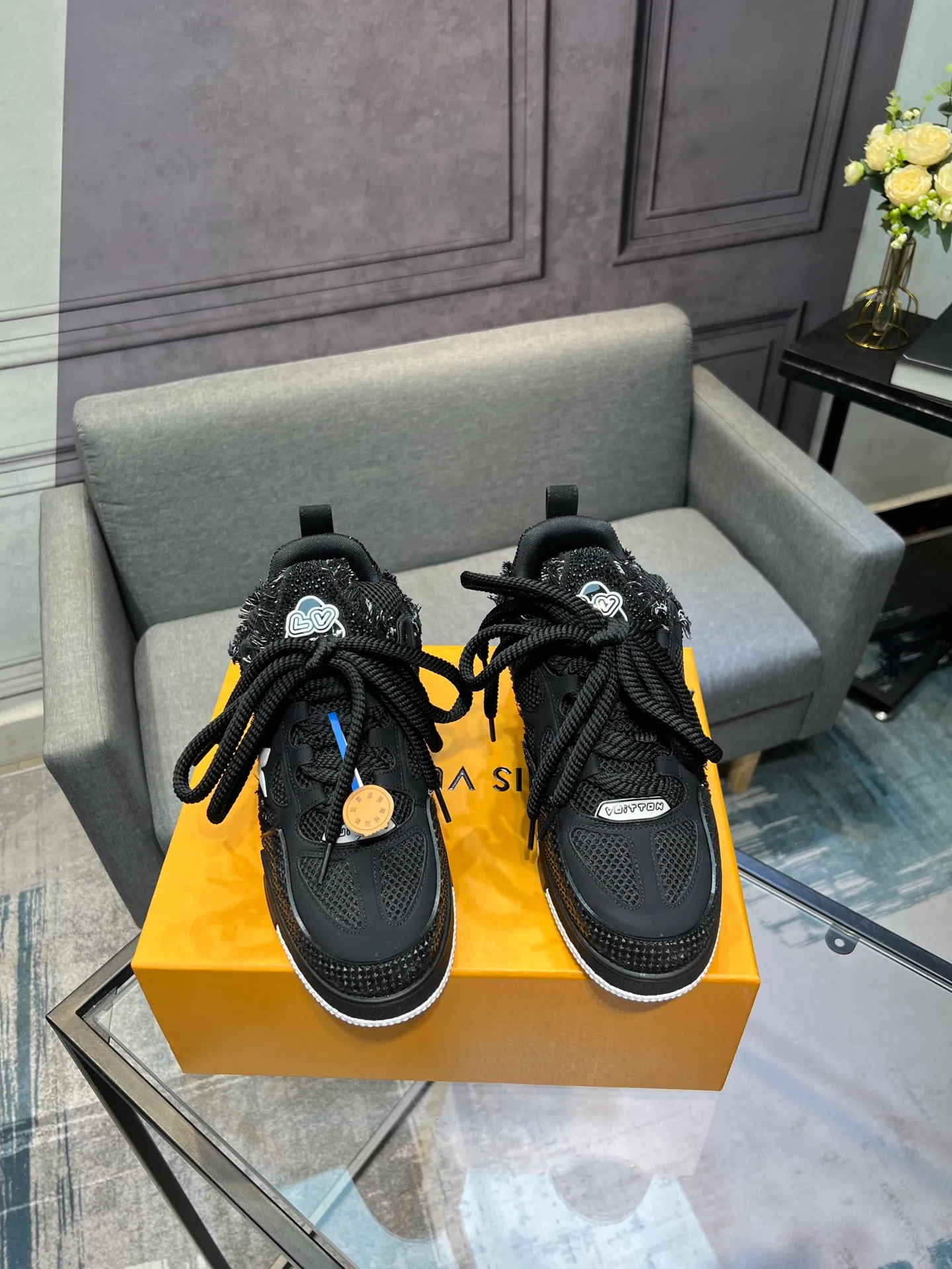 Men's men's shoes💰840 LV top version Jigglypuff new model Purchasing quality LV~Louis Vuitton LV TRAINER's best-looking sneakers, Donkey Brand strongly recommends new products, official website limited edition retro basketball sneakers! Both high-top and low-top models spent money to purchase 1:1 accurate reproductions of the originals. The details are invincible and full of sincerity. The imported custom-made original cowhide leather is the same as the original package. The details are 100% restored. The private model customizes the original one-piece TPU outsole. It is different from other brands. Without the original version, this effect cannot be achieved!                Men's and women's models 35-40 39-45 (46 is custom-made and cannot be returned or exchanged)